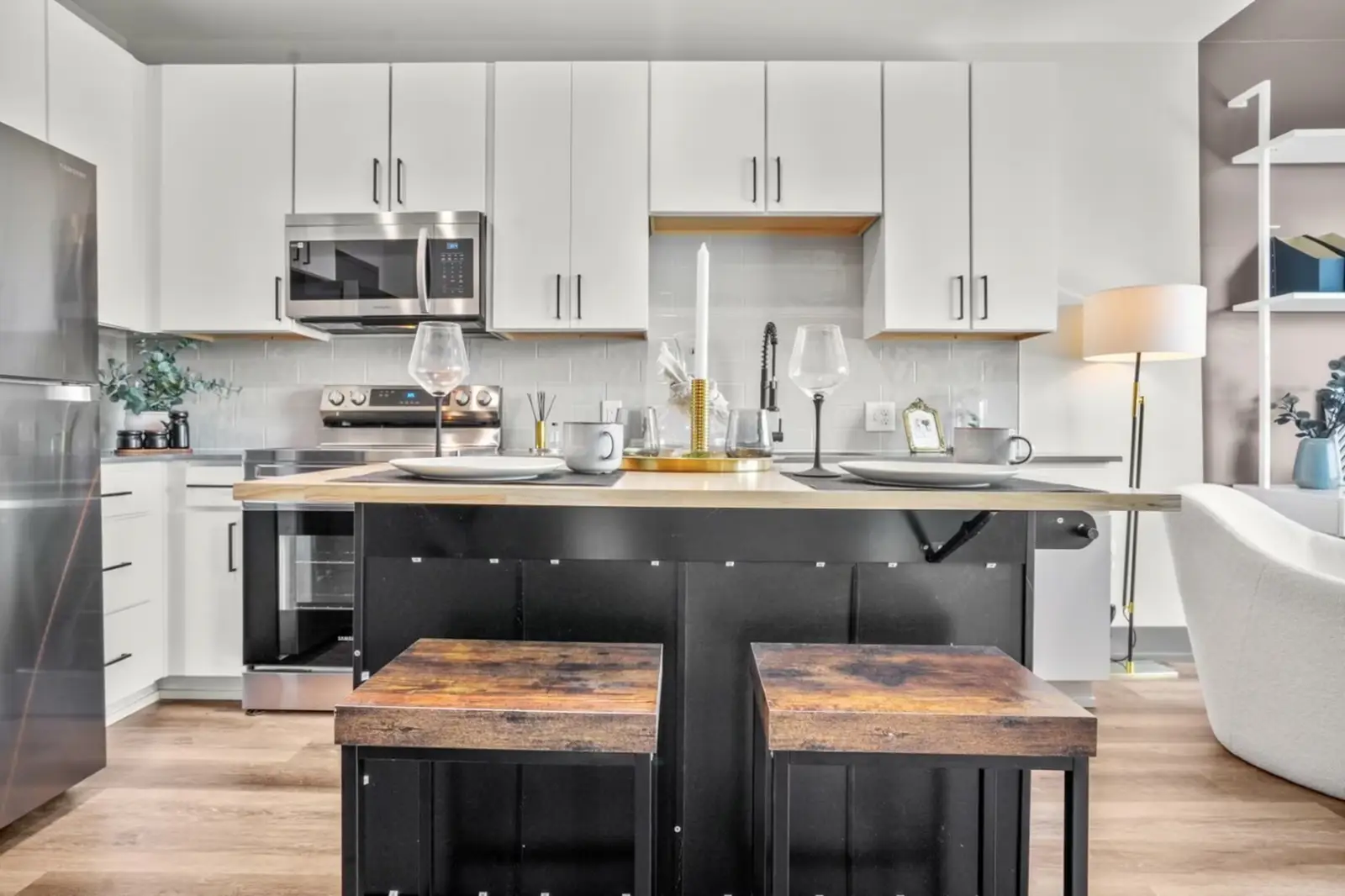 555 Boulevard kitchen island - Atlanta apartment rentals