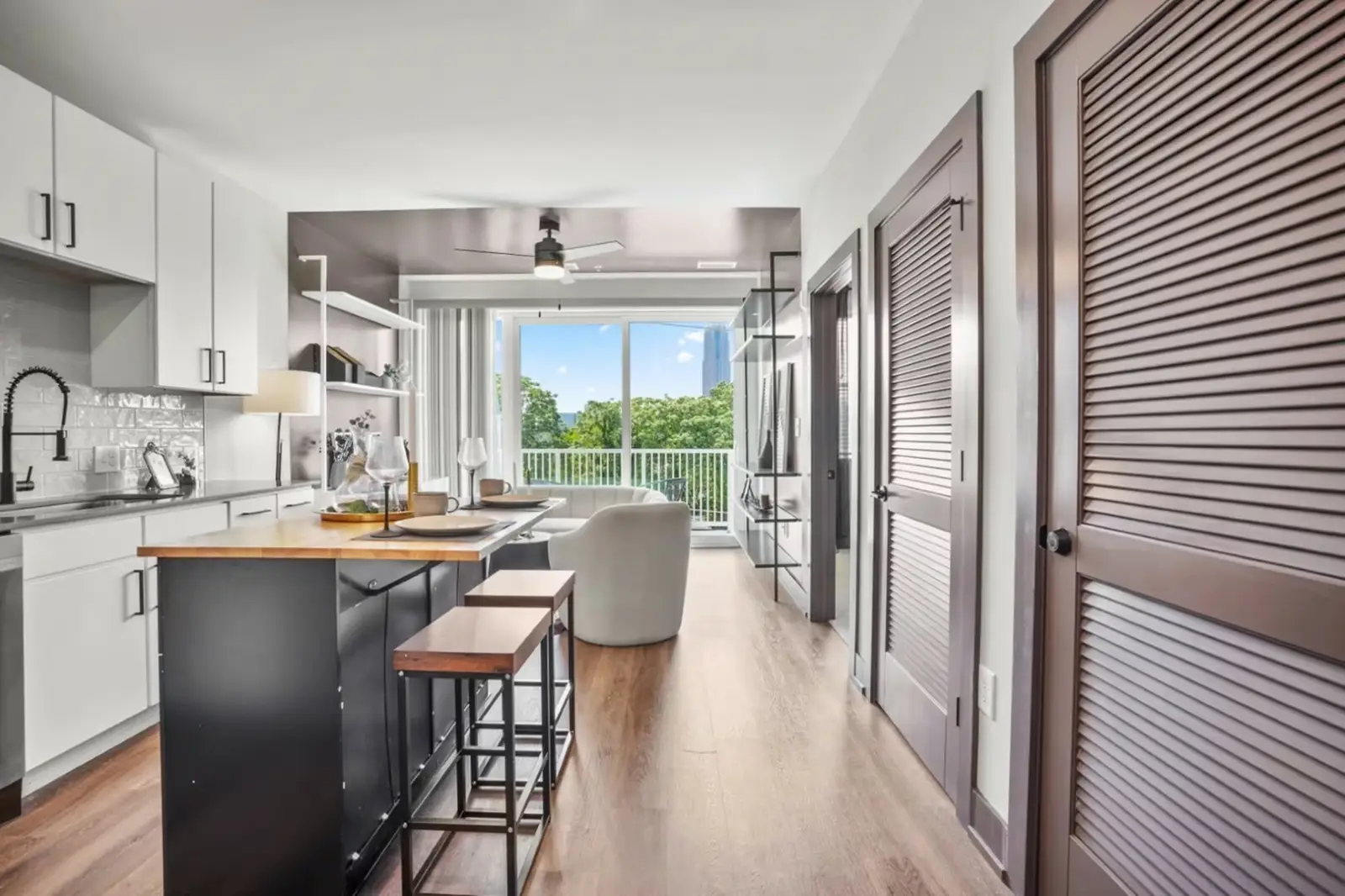 555 Boulevard hallway interior - apartments in Atlanta, GA