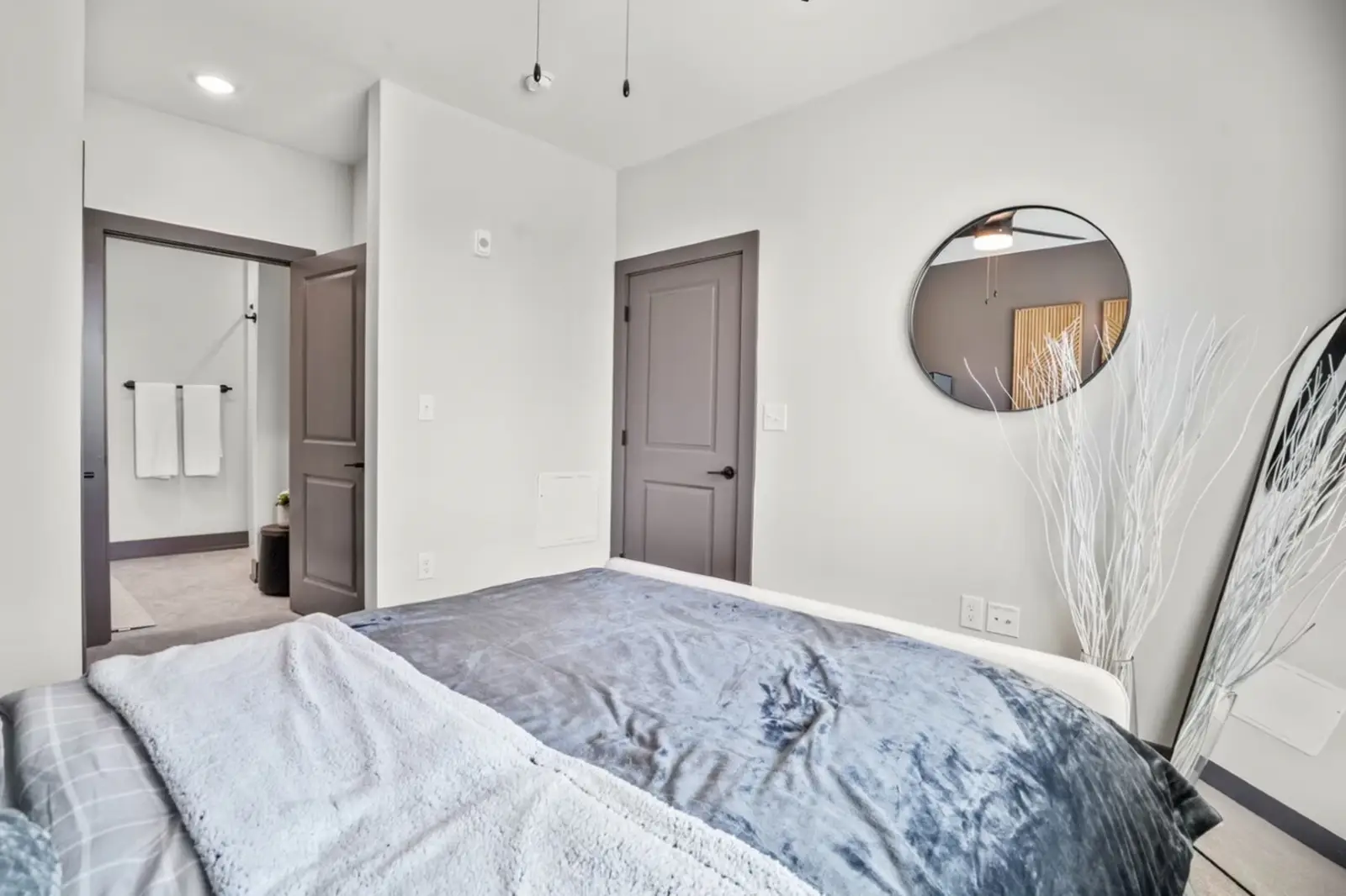 555 Boulevard bedroom interior - Atlanta apartments for rent