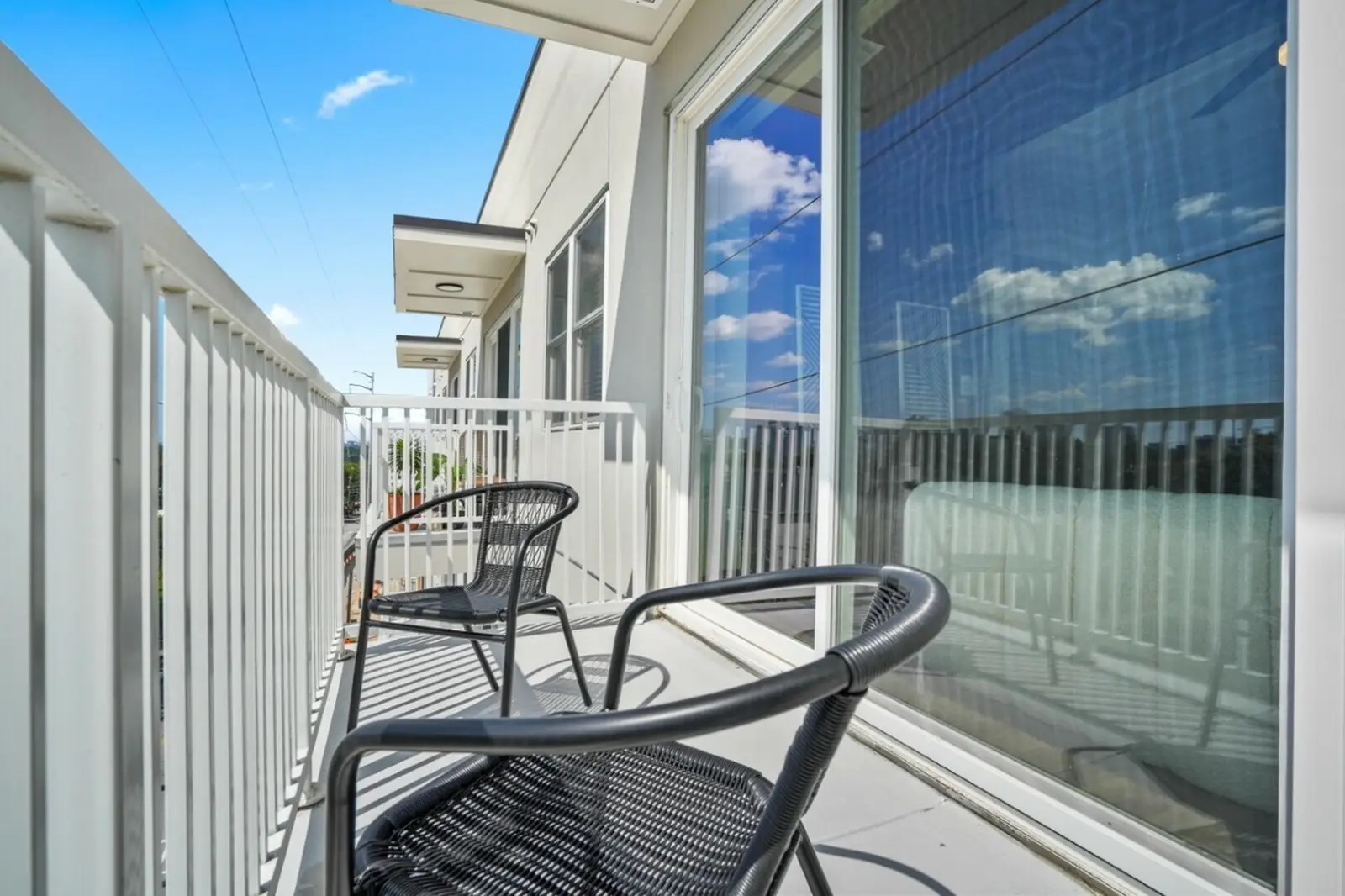 555 Boulevard outdoor balcony seating