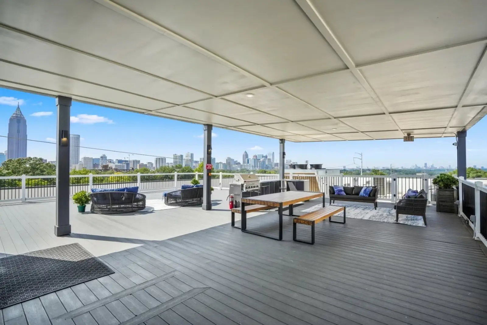 555 Boulevard rooftop dining area