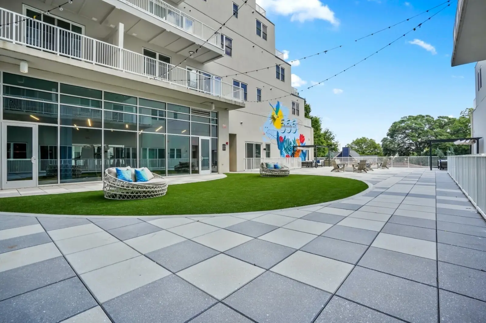 555 Boulevard outdoor courtyard seating - apartments near downtown Atlanta